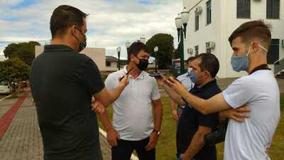 Após manifestação em frente a prefeitura comércio segue de portas fechadas